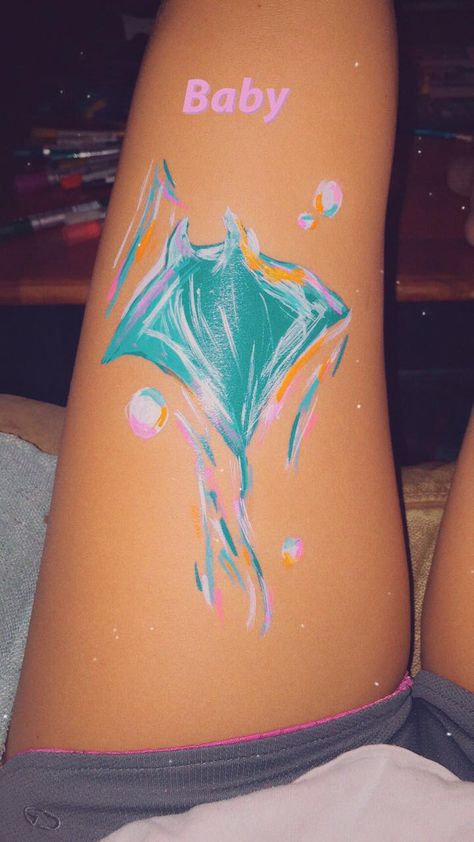 Manta Ray Painting Acrylic, Mantaray Painting, Manta Ray Painting, Leg Painting Body Art, Ray Painting, Leg Painting, Painting References, Manta Ray, Art Ocean