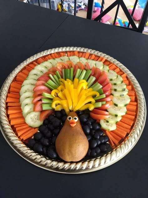 Turkey Shaped Veggie Tray, Thanksgiving Meat And Cheese Tray, Pretty Veggie Tray Ideas, Turkey Charcuterie Board Ideas, Thanksgiving Vegetable Tray, Turkey Charcuterie Board, Thanksgiving Veggie Tray, Turkey Fruit Platter, Turkey Veggie Tray