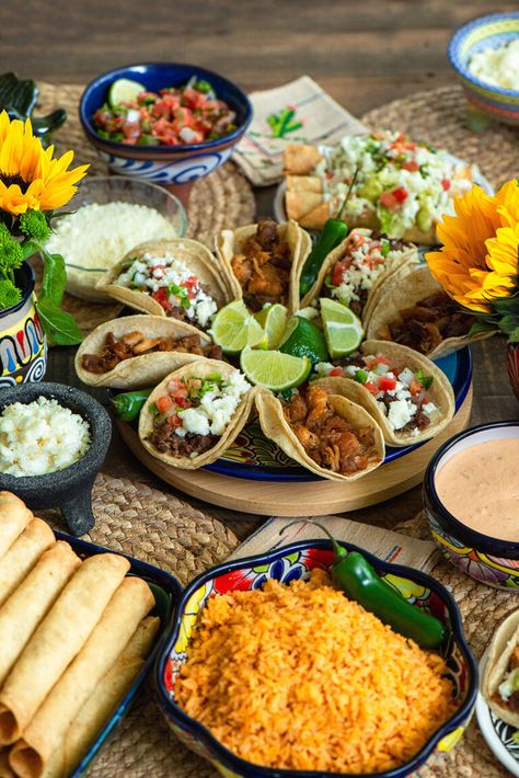 How to Build an Epic Taco Feast - Nibbles and Feasts Mexico Themed Party, Mexican Dinner Party, Mexican Food Recipes Appetizers, Mexican Party Food, Food Display Table, Mexican Night, Simple Family Meals, Mexican Independence, Tacos And Tequila