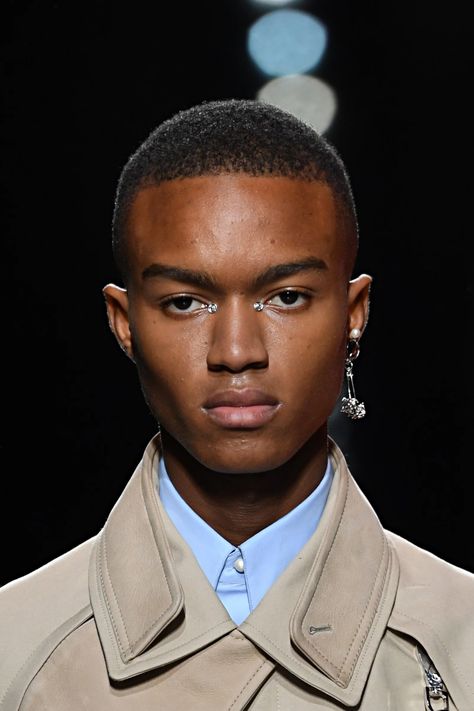 Men Runway Makeup, Men’s Eyeshadow, Male Runway Makeup, Mens Editorial Makeup, Heathers Makeup, Crystal Makeup Look, Makeup On Men, Men’s Makeup, Mens Makeup Natural