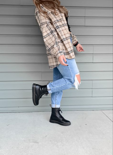 Dc Martens Outfit, Dr Martens Outfit Fall, Jeans And Docs, Fall Outfits Jeans, Black Mom Jeans Outfit, Cool Fall Outfits, Black Doc Martens, Mom Jeans Black, Mom Jeans Outfit Winter