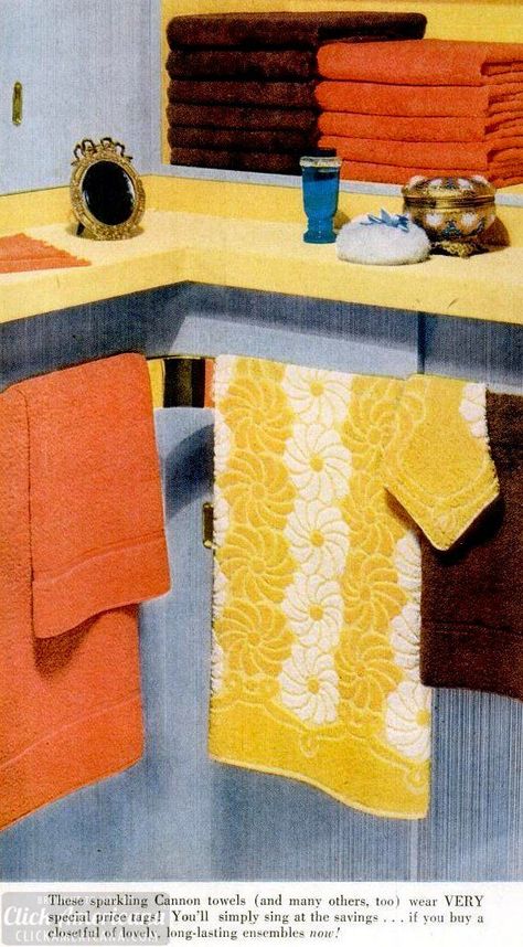 Retro #bathroom towel designs! #50s #vintagehomes #retro #midcentury #homedecor #clickamericana Patterned Bath Towels, Retro Interior Design, Retro Bathrooms, Vintage Towels, Vintage Bath, Toilet Design, Vintage Bathrooms, Vintage Bed, Vintage Room