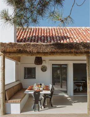 CASA TRÈS CHIC: REVISTA DE FIM DE SEMANA Mediterranean Houses, Ormanlık Alan, Rooftop Patio Design, Decoration Beton, Hotels Portugal, Greek House, Rooftop Patio, Casa Exterior, Thatched Roof