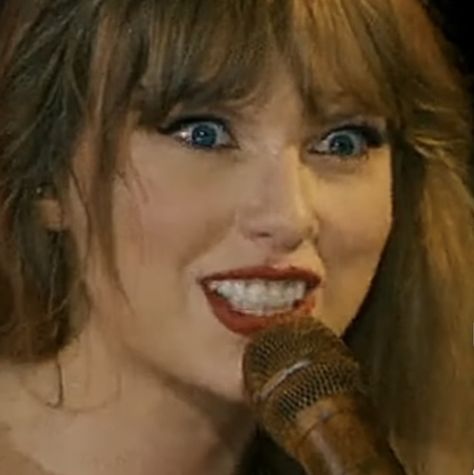 Taylor Swift crazy eyes during champagne problems 🙃 Taylor Swift Ciggarates, Taylor Swift Awkward, Taylor Swift Blowing Kiss, Taylor Swift Nose Scrunch, Mad Taylor Swift, Taylor Swift Unhinged, Taylor Swift Funny Face, Crazy Taylor Swift, Taylor Swift Shocked