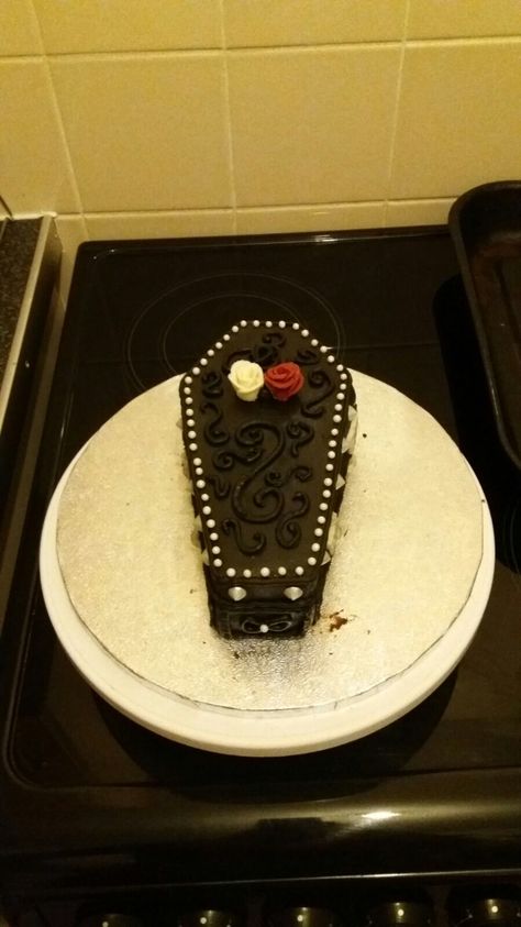 Coffin Cakes Birthdays, Coffin Cake, Halloween Food Party, Dessert Cafe, Diy Party Decor, Party Deco, Food Party, 20th Birthday, Theme Birthday Party