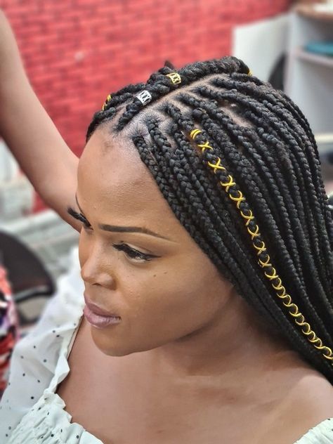 Fulani Braids Xpression Fibre A middle part Hair accessories: silver and gold beads, gold Strings Gold Hair Accessories Braids, Box Braids With Gold Accessories, Twist Hair Men, Middle Part Hair, Hair Accessories Silver, Hair Accessories Braids, African Natural Hairstyles, Bridesmaid Hair Clips, Part Hair