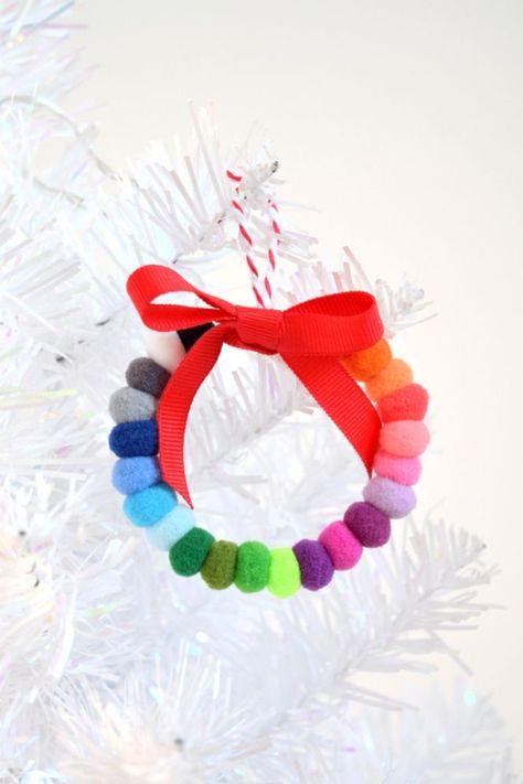 Easy To Make Christmas Ornaments, Pom Pom Ornaments, Homemade Christmas Tree, Christmas Art For Kids, Pom Wreath, Mini Pom, Pom Pom Wreath, Wreath Ornament, Kids Christmas Ornaments