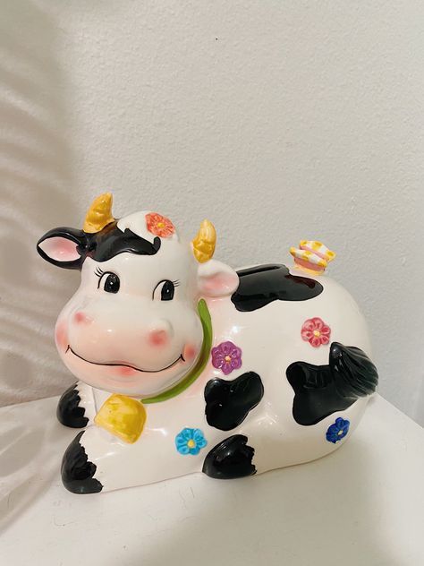 Pottery Painting Piggy Bank, Cow Piggy Bank, Ceramic Cow, Clay Diy Projects, Ceramics Projects, Indian Art Paintings, Business Idea, Cute Cows, Small Business Ideas