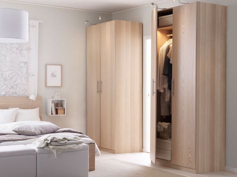 Ikea- A bright bedroom with PAX wardrobe and MALM bed in light oak, plus a white DVALA quiltcover. Malm Bedroom Ideas Oak, Malm Bedroom Ideas, Malm Bedroom, Ikea Light, Small Bedroom Wardrobe, Sleep Ideas, Small Modern Bedroom, Ikea Pax Closet, Closet Ikea