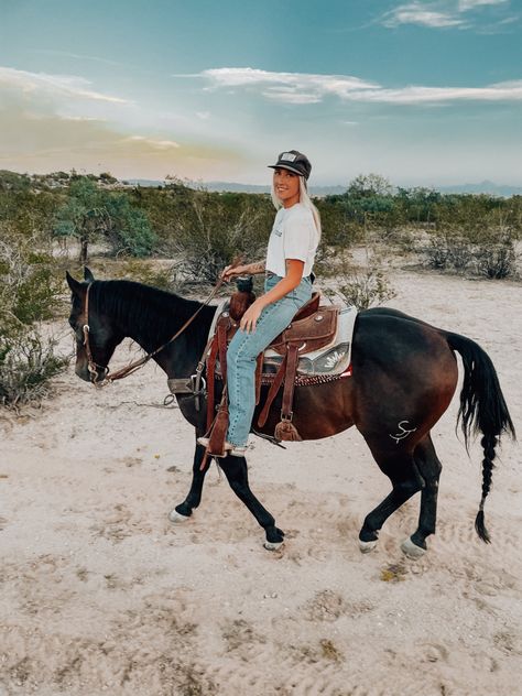 Arizona Cowgirl, Western Horses, Western Fits, Hee Haw, Horse Pics, Cowboy Chic, Cute Horse Pictures, Arizona Sunset, Western Vibes