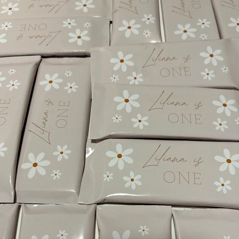 Personalized Chocolate Bars for Parties 🥳 A great favor for all your guests💜 DM to order party favors for your next birthday party! 🎉 📍Pick up in Etobicoke 🚘 Delivery around the GTA #chocolatebars #partyfavors #personalizedgifts #neutralstyle #floral Personalized Chocolate Bars, Personalized Chocolate, Chocolate Bars, Neutral Fashion, Chocolate Bar, Party Favors, Personalized Gifts, Pick Up, Birthday Party