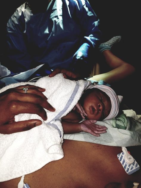 After Birth Pictures Black Women, Labor And Delivery Room Aesthetic, Midwife Pictures, Black Labor And Delivery Nurse Aesthetic, Labor And Delivery Aesthetic, Birth Pictures Delivery Room, Labor And Delivery Pictures, Labor Hairstyles Delivery, Labor Aesthetic