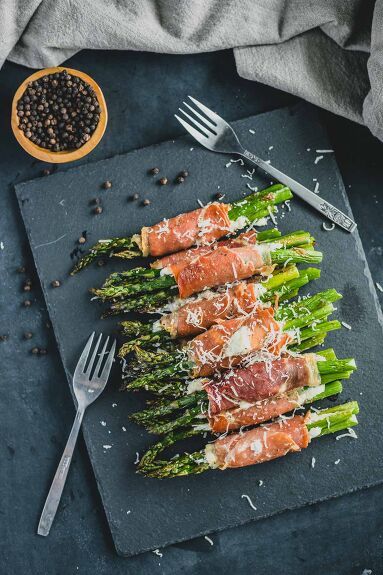 · Print Recipe Prosciutto-wrapped asparagus with goat cheese makes for a beautifully elegant side dish or appetizer that is gluten-free and keto friendly! It’s perfect for entertaining a crowd or serving your family and comes together quickly using just three ingredients. With asparagus being at peak season in April, these green spears really are the ultimate springtime side dish! Whether you’re preparing an Easter dinner for the family, or a Mother’s Day b… Asparagus And Goat Cheese, Prosciutto Appetizer, Keto Side Dish, Parmesan Roasted Broccoli, Prosciutto Asparagus, Asparagus Wraps, Asparagus Recipes Baked, Wrapped Asparagus, Easter Side Dishes