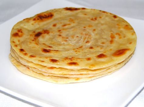 A recipe for an easy but delicious Khasta Paratha -- very similar to a south Indian parotta but made with a simpler technique. Pakistan Food, Pembuat Roti, Indian Flat Bread, Roti Recipe, Flat Breads, Paratha Recipes, Indian Bread, Pakistani Food, Vegan Condiments