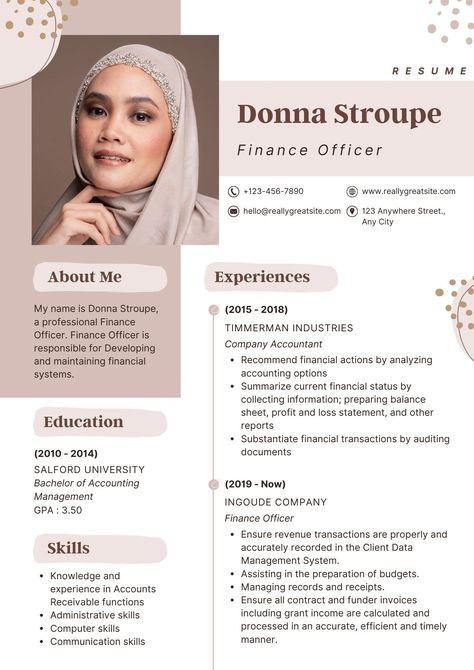 Get noticed with an eye-catching resume that stands out from the crowd. Our resume design ideas will help you craft the perfect document that highlights your skills, experience, and qualifications. From choosing the right colors to utilizing a clear and concise format, our professionals will work with you to create an aesthetically pleasing resume that will make the perfect first impression on potential employers. Resume Design Ideas, Simple Resume Design, Minimal Resume, Executive Resume Template, Job Resume Examples, Minimalist Resume, Good Resume Examples, Cv Template Professional, Navy And Orange