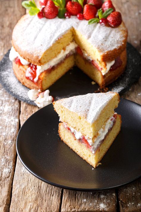 Victoria Sponge Cake British Cake Recipes, British Christmas Recipes, British Christmas Food, England Desserts, British Christmas Desserts, Sandwich Cake Recipe, Mini Victoria Sponge Cakes, Victoria Sponge Cake Recipe, Victoria Sandwich Cake