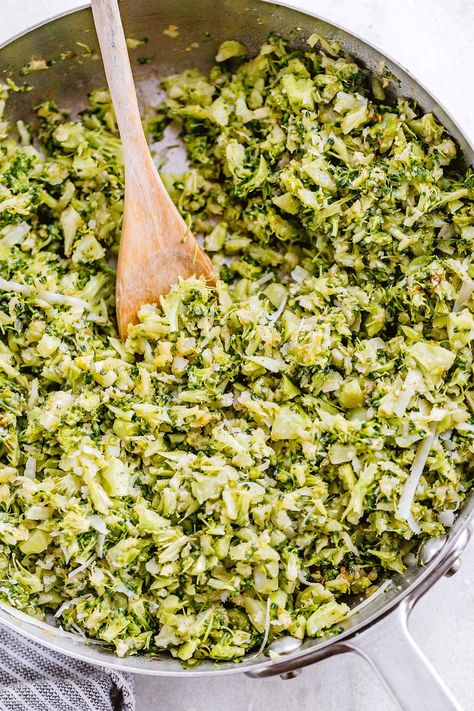 Garlic parmesan broccoli rice skillet - #broccoli #sidedish #eatwell101 #recipe - This light broccoli rice skillet is a delicious and healthy side dish to have on your dinner table. - #recipe by #eatwell101 Broccoli Ideas, Garlic Parmesan Broccoli, Riced Broccoli Recipes, Riced Broccoli, Balsamic Carrots Roasted, Broccoli Skillet, Side Dishes For Salmon, Parmesan Broccoli, Rice Skillet