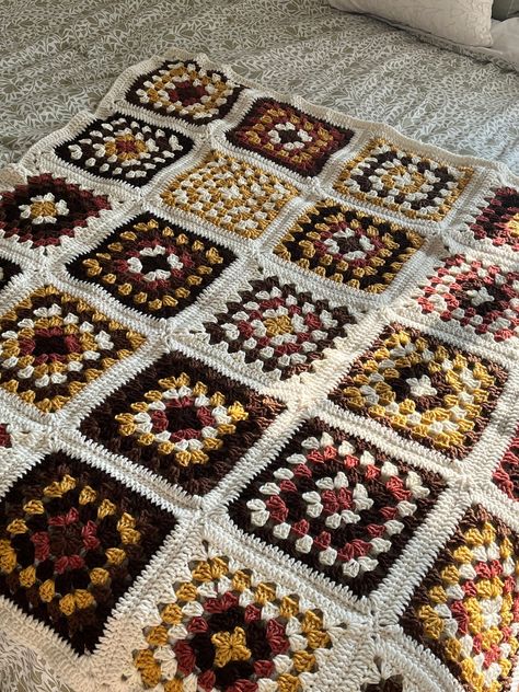 Granny Square Blanket Ideas Color Combos, Granny Square Decor, Crochet Granny Square Color Combos, Grandma Square Crochet Pattern, Black Crochet Blanket, Granny Square Color Combinations, Granny Square Table Runner, Granny Stitch Blanket, Crochet Granny Square Throw