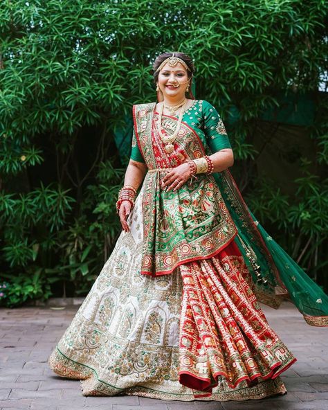 Stunning Gujarati Brides And Their Traditional Sarees Gujarati Lengha, Gujarati Wedding Dress, Gujarati Panetar Bridal, Gujarati Wedding Panetar, Gujarati Bride Traditional, Panetar Gujarati Saree, Panetar Lehenga Gujarati, Gharchola Saree Brides, Gharchola Lehenga