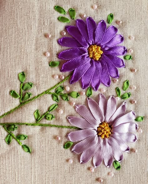 Ribbon Embroidery Designs, Sulam Pita, Sulaman Pita, Silk Ribbon Embroidery Patterns, Basic Hand Embroidery Stitches, Ribbon Crafts Diy, Diy Embroidery Patterns, Pola Sulam, Brazilian Embroidery