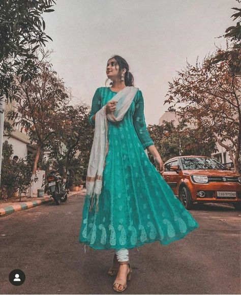 Outfits Indian, Traditional Indian Dress, Casual Indian Fashion, Salwar Kamiz, Indian Photoshoot, Traditional Indian Outfits, Indian Gowns Dresses, Kurti Designs Party Wear, Kurta Designs Women