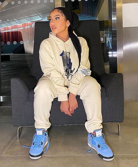 Jordan Retro 4 Outfits, Blue Jordans Outfit, Jordans Outfit Women, Bummy Outfit, Cute Airport Outfit, Uk Drip, Fine Shyt, Jogging Outfit, Mode Turban