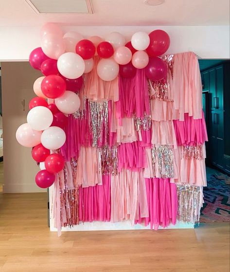 Pink Decor Table Cloth Party Backdrop, Hot Pink Backdrop Ideas, 21 Birthday Photo Backdrop, 21st Bday Balloon Ideas, Cute Photo Backdrops Diy, Diy Bachelorette Photo Backdrop, Hens Photo Backdrop, Photo Backdrop With Balloon Garland, Diy Pink Photo Backdrop