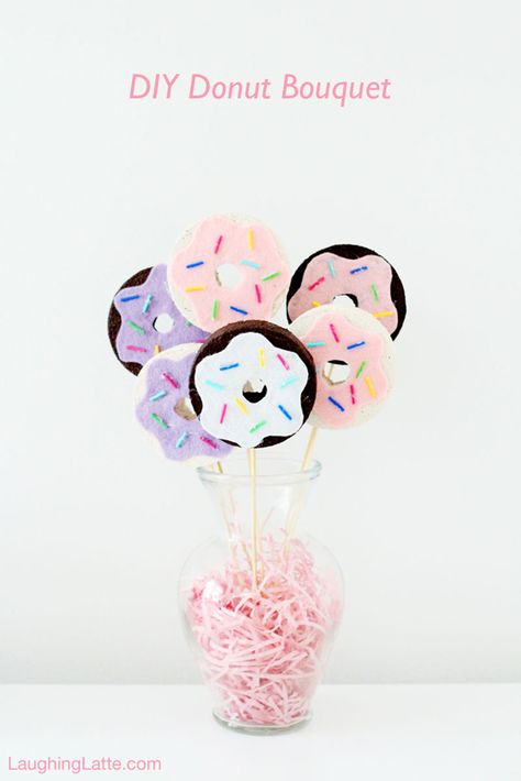 Diy Donut Party, Donut Bouquet, Donut Theme Party, Doughnut Party, Diy Donut, Donut Themed Birthday Party, Donut Day, Diy Donuts, Party Decor Ideas