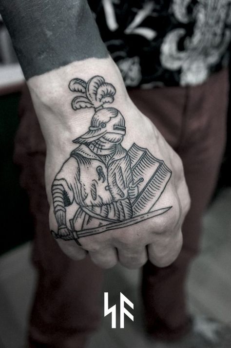 Woodcut style, black medieval knight tattoo on the right hand Tattoo Art Styles, Tato Tradisional, Places To Get Tattoos, Woodcut Tattoo, Medieval Tattoo, Engraving Tattoo, Knight Tattoo, Occult Tattoo, Traditional Style Tattoo