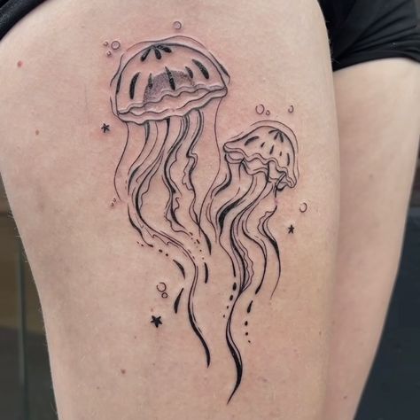 Jellyfish Back Tattoo, Lower Belly Tattoos, Pretty Tattoo, Belly Tattoos, Funky Tattoos, Jellyfish Tattoo, Pen Tattoo, Tatuaje A Color, Hair Tattoos