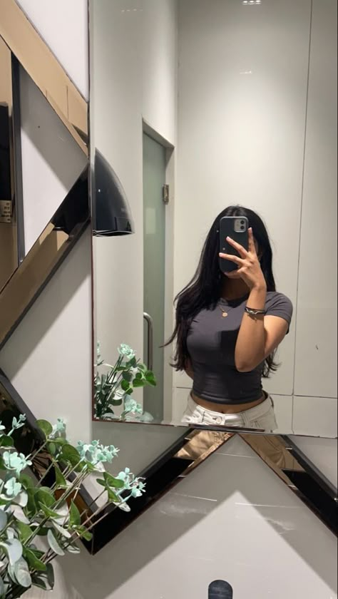 Girl Pictured In A Mirror, Fake Profile Pictures Women, Selfie Mirror Aesthetic, Faceless Selfie, Image Couple, Black And White Picture Wall, Snap Friends, Desi Fashion Casual, Casual College Outfits