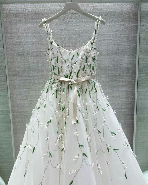 Monique lhuillier // bridal lilly of the valley dress Monique Lhuillier Bridal, Wedding Dresses With Straps, Dresses To Wear, Fairytale Dress, Reception Dress, Monique Lhuillier, Dresses To Wear To A Wedding, Dream Wedding Dresses, Lily Of The Valley