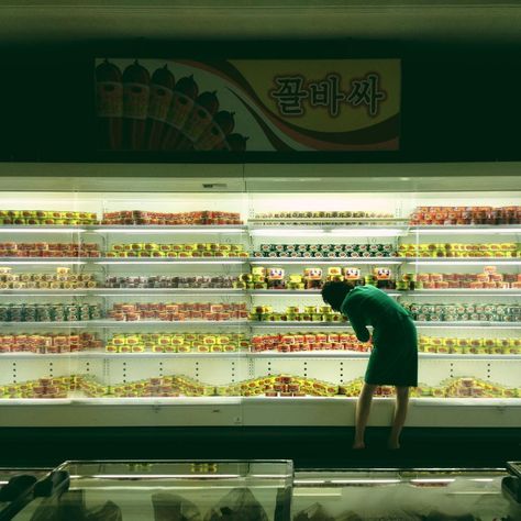 Supermarket Photo, Inside North Korea, Chinese Propaganda Posters, Chinese Propaganda, Unusual Pictures, Unusual Facts, Historical Eras, Photo Class, Rare Images