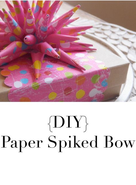 {DIY Paper Spiked Bow} Diy Gift Bow, Wrapping Paper Bows, Paper Bow, Gifts Wrapping Diy, Diy Bows, Creative Gift Wrapping, Cadeau Diy, Diy Gift Wrapping, Gift Bows