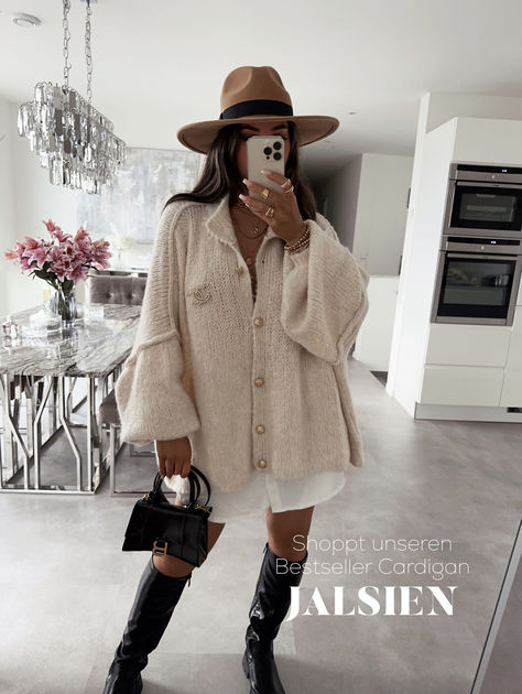 Entdecke den beliebtesten Cardigan der Autumn Saison, einfach mit unserem Rock Nicole, unserer Bluse Alina oder dem Blusenrock kombiniert und dein Herbst Outfit ist komplett. Diese Strickjacke ist ein Must Have für die kommenden Spätsommer Tage. Oversized Fashion, Ootd Fall, Cardigan Oversized, Oversized Cardigan, Black And White Photographs, Online Fashion, Cowboy Boots, Winter Outfits, Dress Outfits