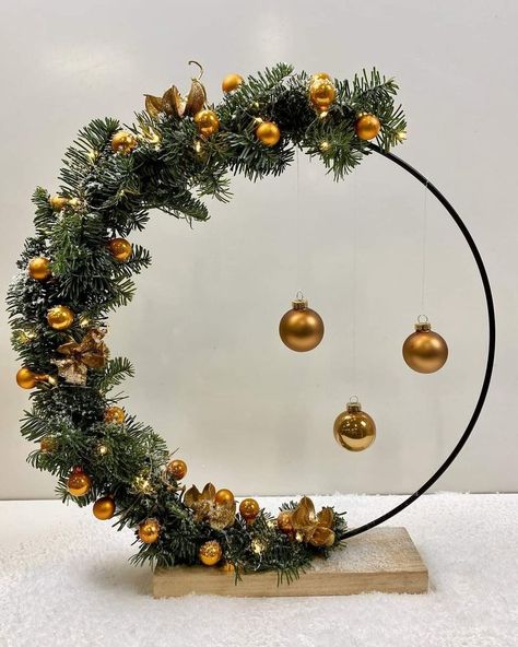 Ring Wreath Ideas, Round Arch Christmas Decor, Christmas Ring Decoration Diy, Christmas Hoop Centerpiece, Christmas Ring Decoration, Hoop Centerpieces, Christmas Table Decorations Diy, Dekoratívne Vence, Christmas Flower Decorations