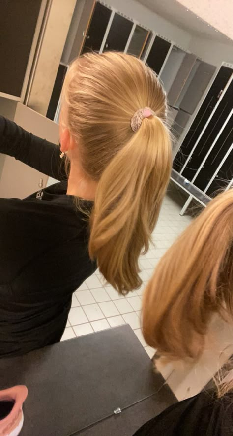 Silky Blonde Hair, Ponytail Aesthetic, Medium Hair Ponytail, Cute Sporty Hairstyles, Cute Volleyball Hairstyles, Track Hairstyles, Basketball Hairstyles, Blonde Ponytail, Sporty Hairstyles