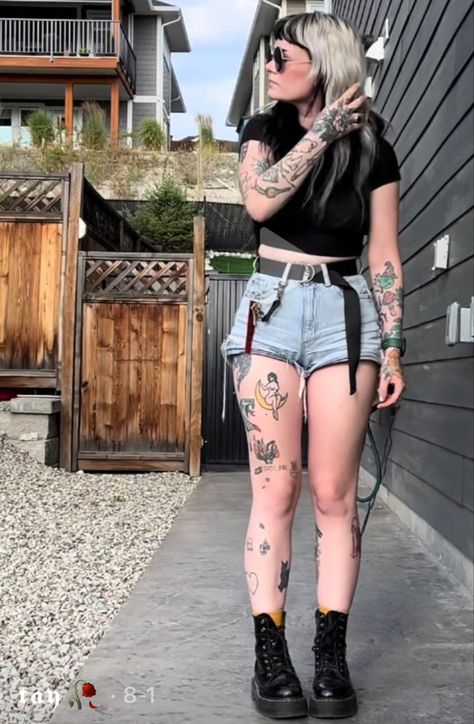 Casual Summer Outfits Grunge, Simple Summer Goth Outfit, Goth Hiking Outfit, Hippie Alternative Fashion, Alternative Beach Outfit, Edgy Beach Outfits, Summer Alt Fashion, Goth Outfit Summer, Alt Spring Outfits