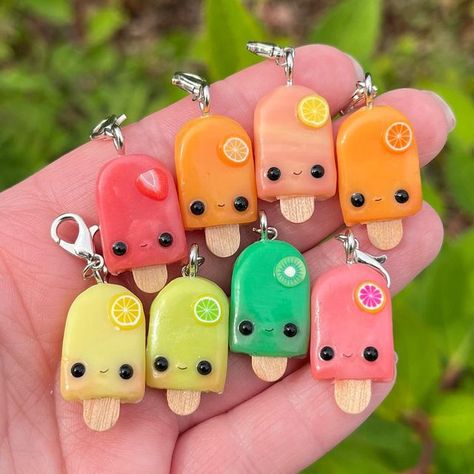 Polymer Clay Popsicle, Bff Clay Ideas, Fimo Effect Ideas, Polymer Clay Crafts Cute, Mini Clay Ideas Easy Simple, Polymer Clay Cute Charms, How To Make Clay Charms, Polymer Clay Keychain Ideas, Molding Clay Ideas