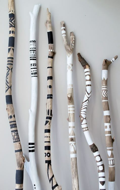 Walking Sticks Diy Nature Crafts, Decorative Walking Sticks, Walking Stick Designs Ideas, Walking Stick Decorating Ideas, Diy Witchy Decor Outdoor, Painted Walking Sticks Ideas, Walking Sticks Diy, Painted Walking Sticks, Diy Walking Stick