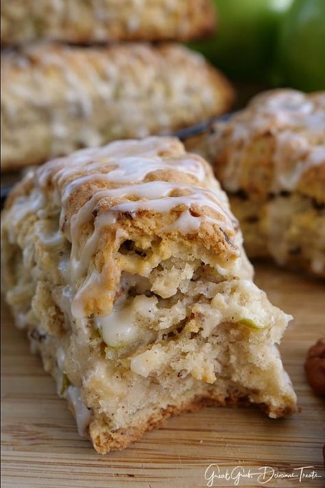 Apple Pecan Scones are super delicious, crunchy on the outside, soft and amazing on the inside and the perfect apple dessert recipe. Pecan Scones, Breakfast Scones, Baking Scones, Dessert Oreo, Scones Recipe Easy, Dessert Parfait, Homemade Scones, Desserts Keto, Breakfast Sweets