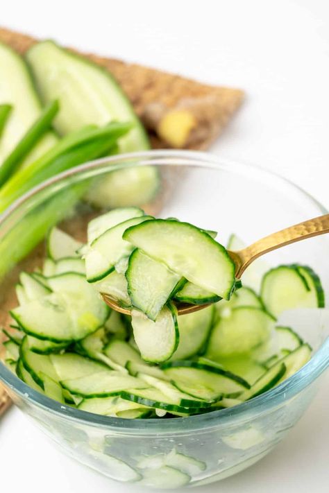 This quick and easy fridge pickle recipe uses cucumber to make a refreshing and delicious condiment that goes wonderfully with summer meals. It's tangy and crisp. Ready to eat in just 30 minutes! Quick Vegan Desserts, Pickling Cucumbers Recipe, Cucumber Pickles, Japanese Cucumber, Pickled Cucumber, Quick Vegan, Quick Pickled Cucumbers, Quick Vegan Meals, Quick Pickled