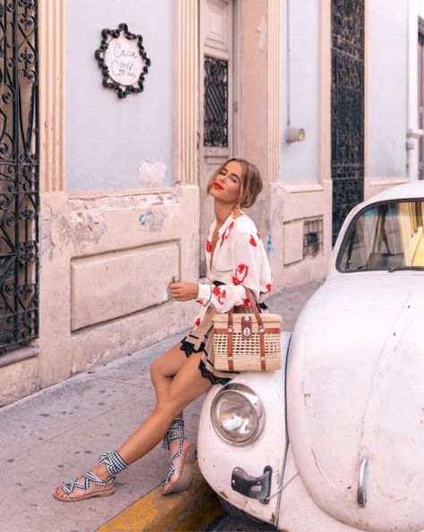 Travel Outfit Mexico, The Style Bungalow, Style Bungalow, Merida Mexico, Parisian Chic Style, Vw Vintage, Foto Art, Parisian Chic, Fashion Photoshoot