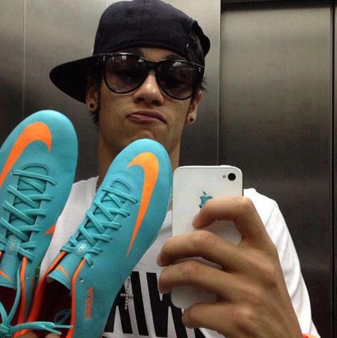 Neymar with his customized #Nike #Mercurial Vapors! #soccer #cleats Neymar Shoes, Neymar Jr Wallpapers 4k, Neymar Pic, Football Neymar, Neymar Barcelona, Neymar Football, Football Funny, Football Pictures, Soccer Pictures