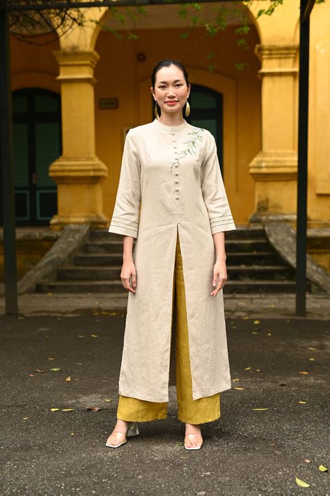 Tunik Linen, Wedding Ao Dai, Modern Ao Dai, Blouse Outfit Casual, Ao Dai Vietnamese, Buy My Clothes, Linen Style Fashion, Vietnam Dress, Purple Linen