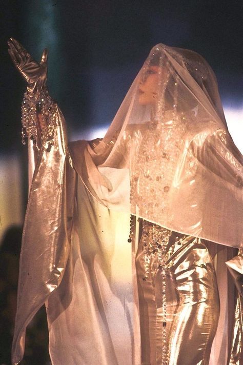 Veil Runway, 90s Mugler, Gold Veil, Original Supermodels, Fashion Aesthetics, Thierry Mugler, Fashion History, Couture Fashion, 90s Fashion