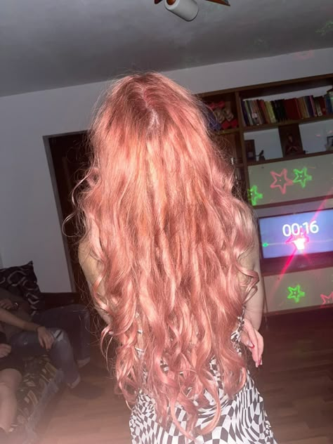 Long Pink Curly Hair, Fun Hair Colour Ideas, Light Pink Curly Hair, Wavy Pink Hair, Pink Wavy Hair, Spiral Curly Hair, Curly Pink Hair, Dusty Pink Hair, Pink Curls