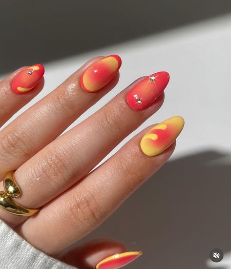 Sunset Swirl Nails, Coral And Yellow Nails, Vacation Nails Orange, Orange Sunset Nails, Sunrise Nails, Summer Orange Nails, Sunset Nail Art, Pool Nails, Sun Nails