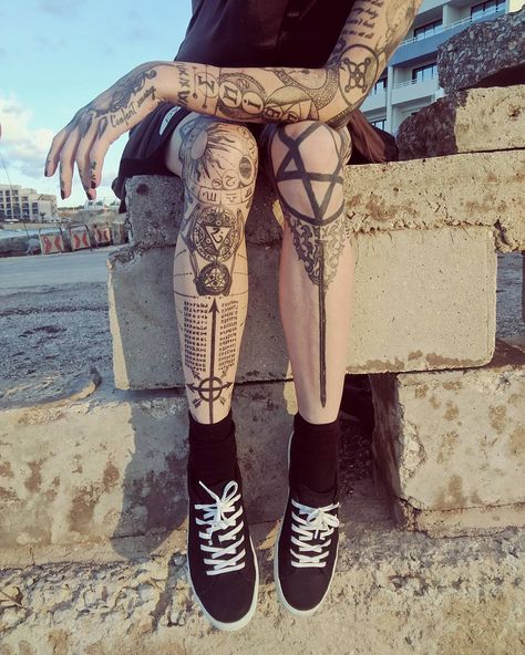 shellydinferno: “@willsveganshoes 🖤 Malta ” Heartagram Tattoo, Goth Tattoo, Yakuza Tattoo, Wicked Tattoos, Inspiration Tattoos, Style Indie, Creepy Tattoos, Geniale Tattoos, Knee Tattoo