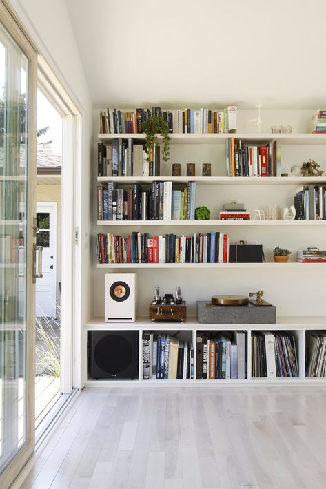 Budget Breakdown: A Creative Couple in Minneapolis Build a Multipurpose Backyard Studio For $18K #dwell #budgetbreakdown #moderndesign #modernarchitecture #modernhomelibrary Home Library Room Modern, Library Room Modern, Home Library Room, Modern Home Library, Home Library Rooms, Backyard Studio, Library Room, Home Library Design, Audio Room